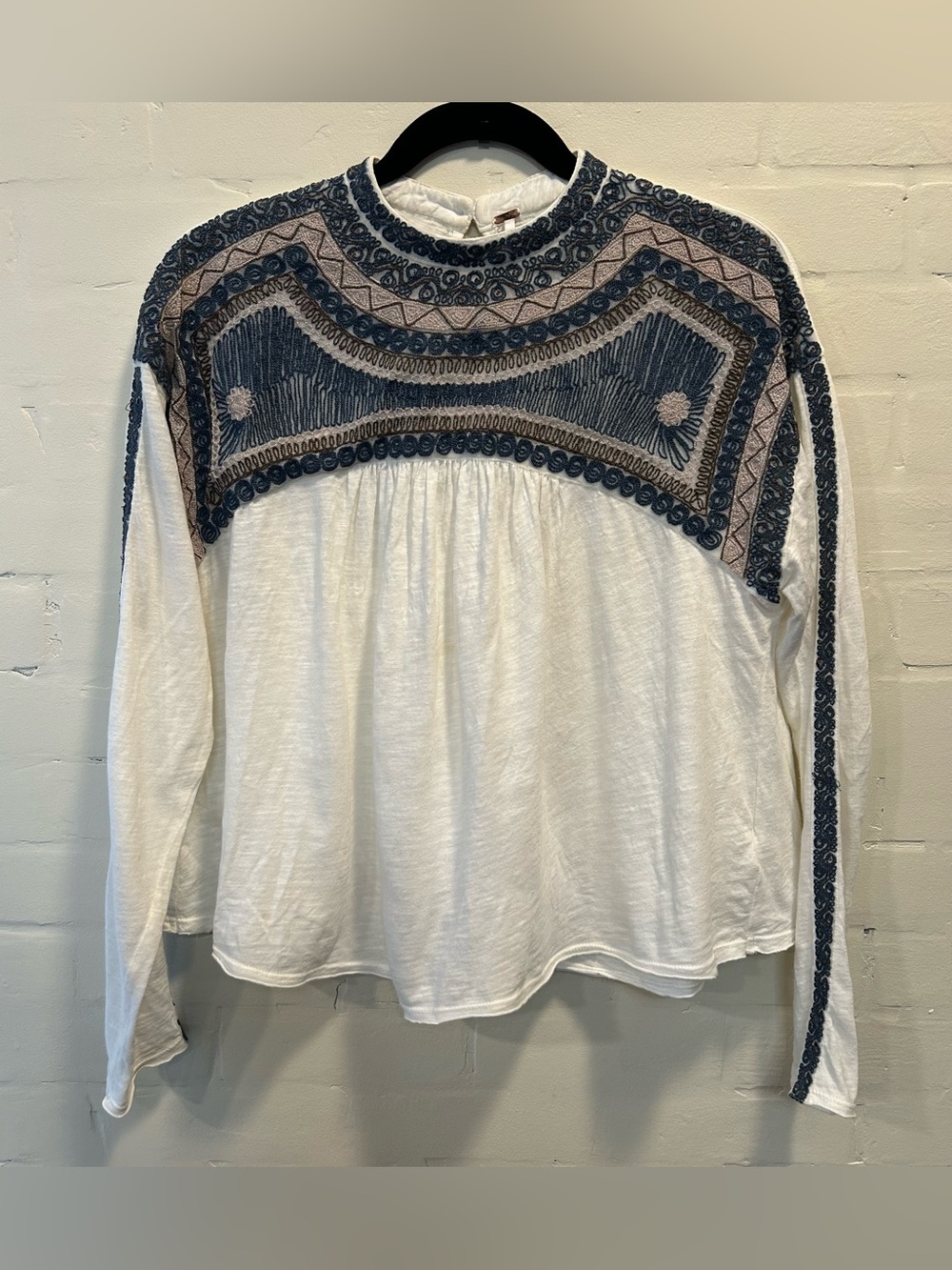 Free People Snow Bunny Ivory Blue Embroidered Top Sz S Boho Festival Indie Folk - Picture 1 of 7